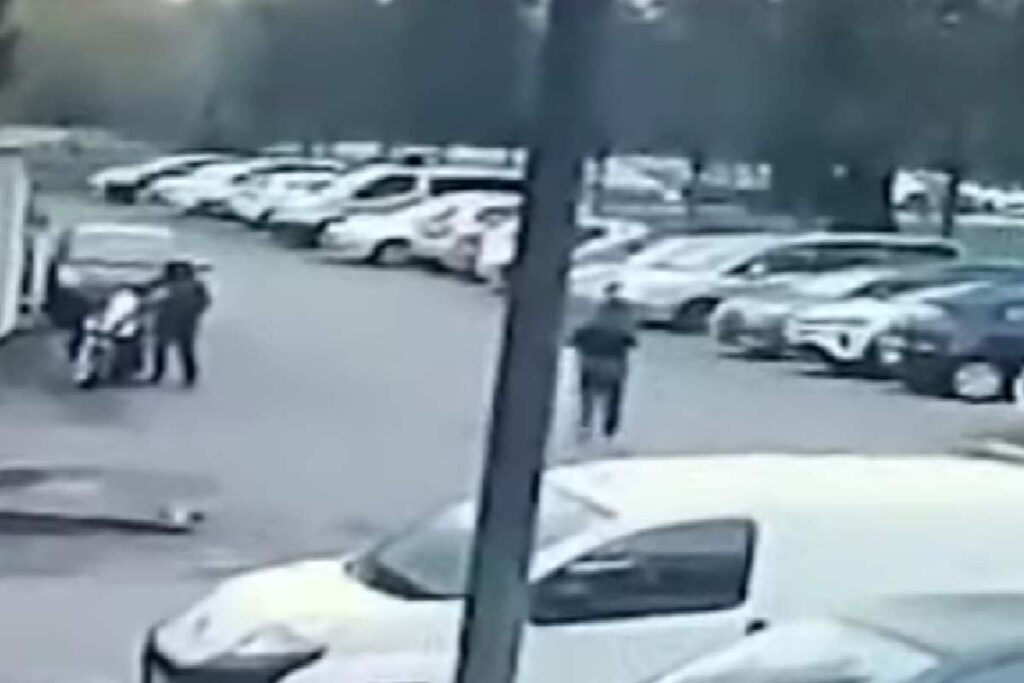 Inseguita e accoltellata dall'ex