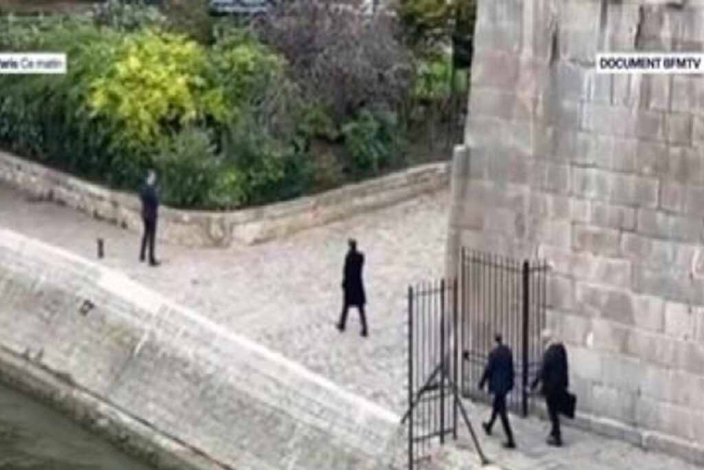 La via crucis di Macron e il travaglio della Francia: perché il modello De Gaulle non funziona più , nella foto Macron passeggia solo