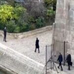 La via crucis di Macron e il travaglio della Francia: perché il modello De Gaulle non funziona più , nella foto Macron passeggia solo