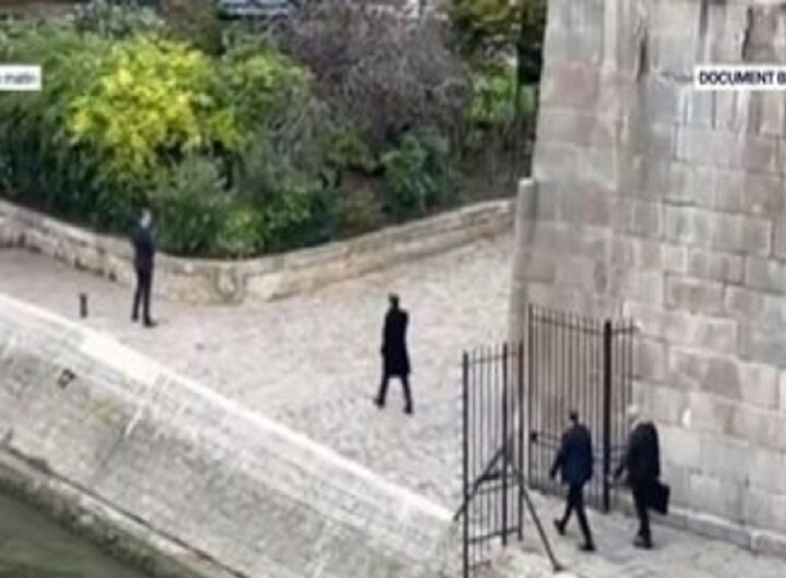 La via crucis di Macron e il travaglio della Francia: perché il modello De Gaulle non funziona più , nella foto Macron passeggia solo