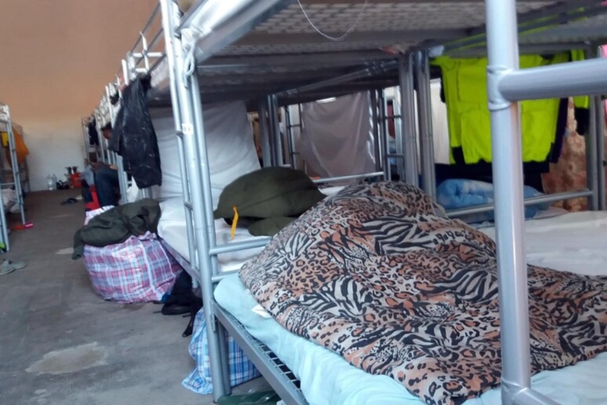 Chi sfrutta i migranti irregolari: a Lodi la cascina con materasso in affitto a 300 euro al mese