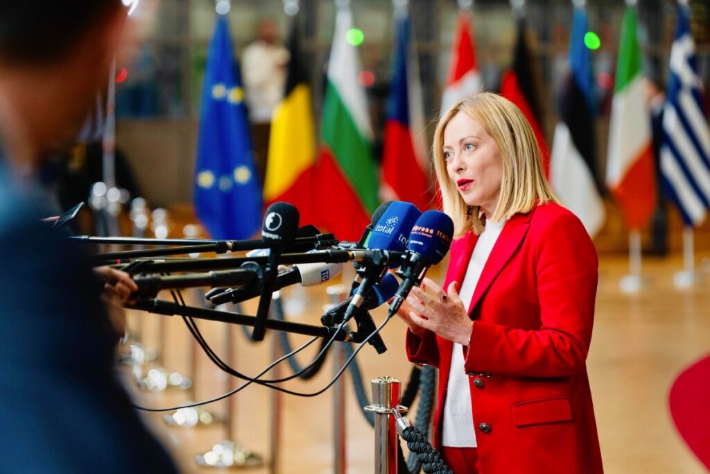 Giorgia Meloni in fake news satirica inglese, Reuters sgama, nella foto meloni a bruxelles