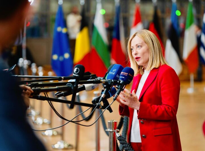 Giorgia Meloni in fake news satirica inglese, Reuters sgama, nella foto meloni a bruxelles