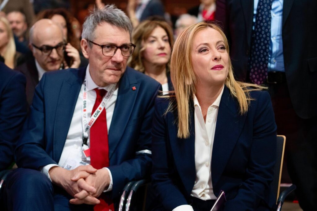 Landini e la cortigiana: chi vuole il disarmo è all’ultimo stadio o è al soldo di chi si arma, nella foto meloni e landini