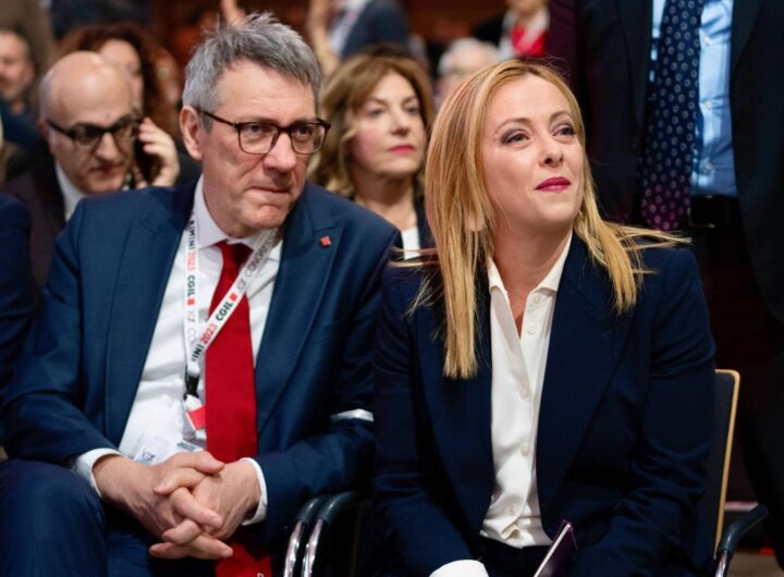 Landini e la cortigiana: chi vuole il disarmo è all’ultimo stadio o è al soldo di chi si arma, nella foto meloni e landini