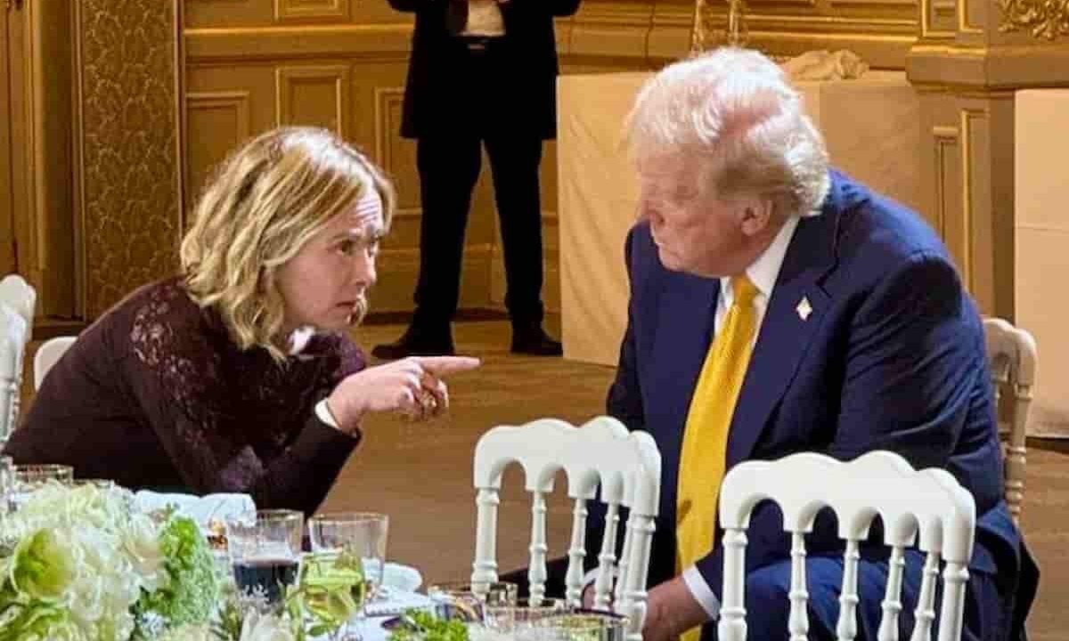 Meloni in tv spiega il premierato e fa i conti della stabilità, intanto l’amico Trump minaccia di mollarci