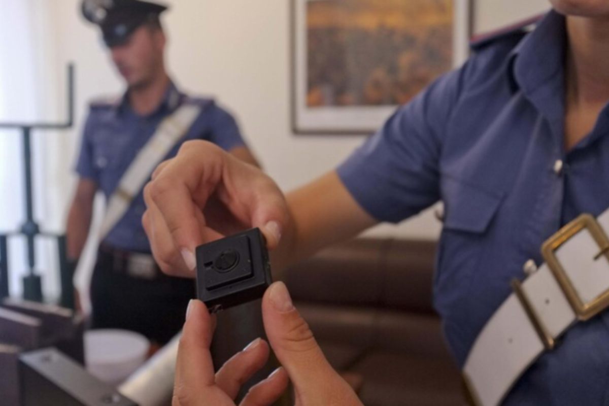 Appartamenti con microcamere nascoste nei bagni e nelle camere da letto, 12 inquilini spiati a L’Aquila