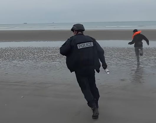 Polizia francese con spray al peperoncino contro i migranti