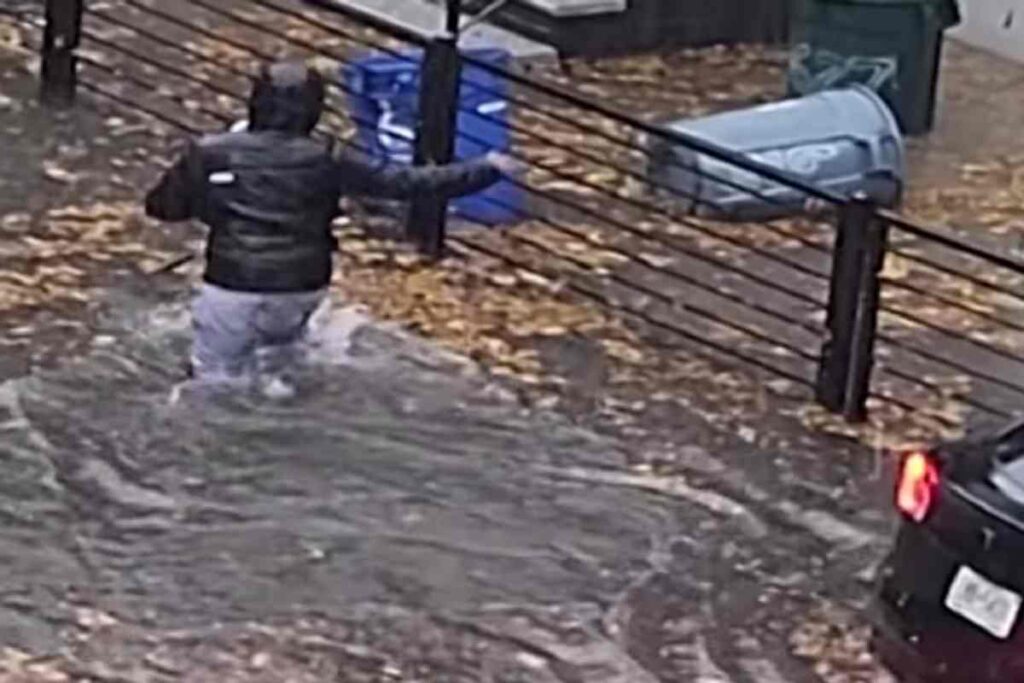 Pioggia record a New York, strade allagate