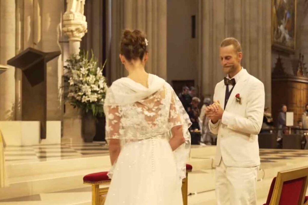 Notre-Dame, il carpentiere che ha contribuito alla ricostruzione si sposa nella cattedrale