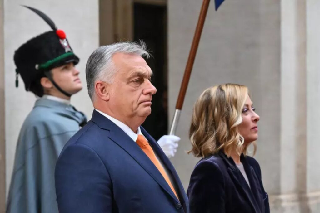 Orban ricorda a modo suo la rivoluzione del ‘56 in Ungheria: forse rimpiange i carri armati di Krusciov, nella foto meloni e orban