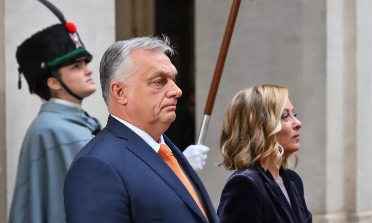 Orban ricorda a modo suo la rivoluzione del ‘56 in Ungheria: forse rimpiange i carri armati di Krusciov, nella foto meloni e orban