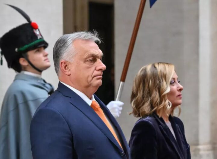 Orban ricorda a modo suo la rivoluzione del ‘56 in Ungheria: forse rimpiange i carri armati di Krusciov, nella foto meloni e orban