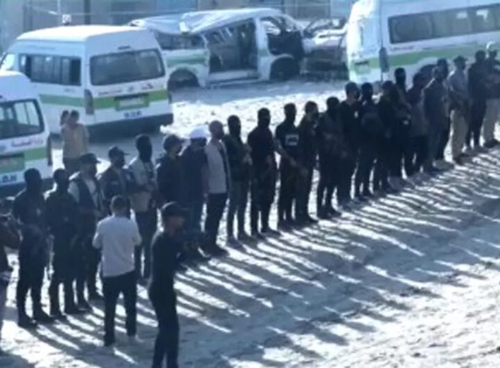 Gli ostaggi poco prima del rilascio