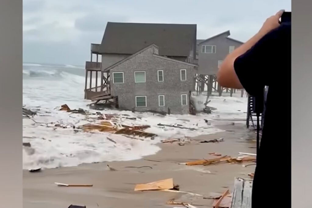 Il video del mare in tempesta che travolge e fa crollare delle palafitte