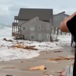 Il video del mare in tempesta che travolge e fa crollare delle palafitte