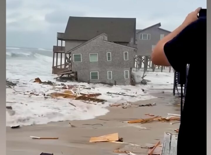 Il video del mare in tempesta che travolge e fa crollare delle palafitte
