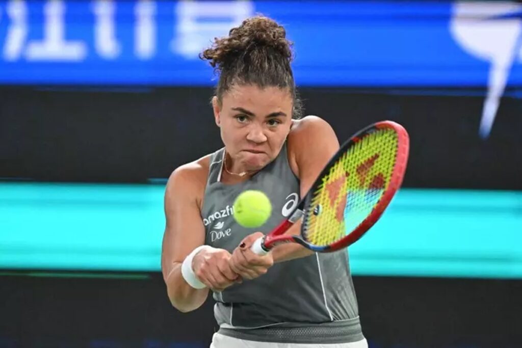 Fantastico debutto di Sinner all’ATP1000 di Parigi. Battuto il belga Bergs in 2 set: 6-4,6-2, agli ottavi affronterà Cerundolo, nella foto Jasmine Paolini