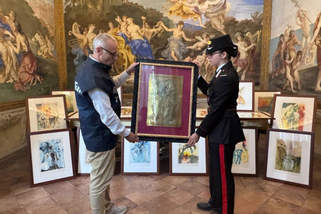 carabinieri alla mostra parma dalì