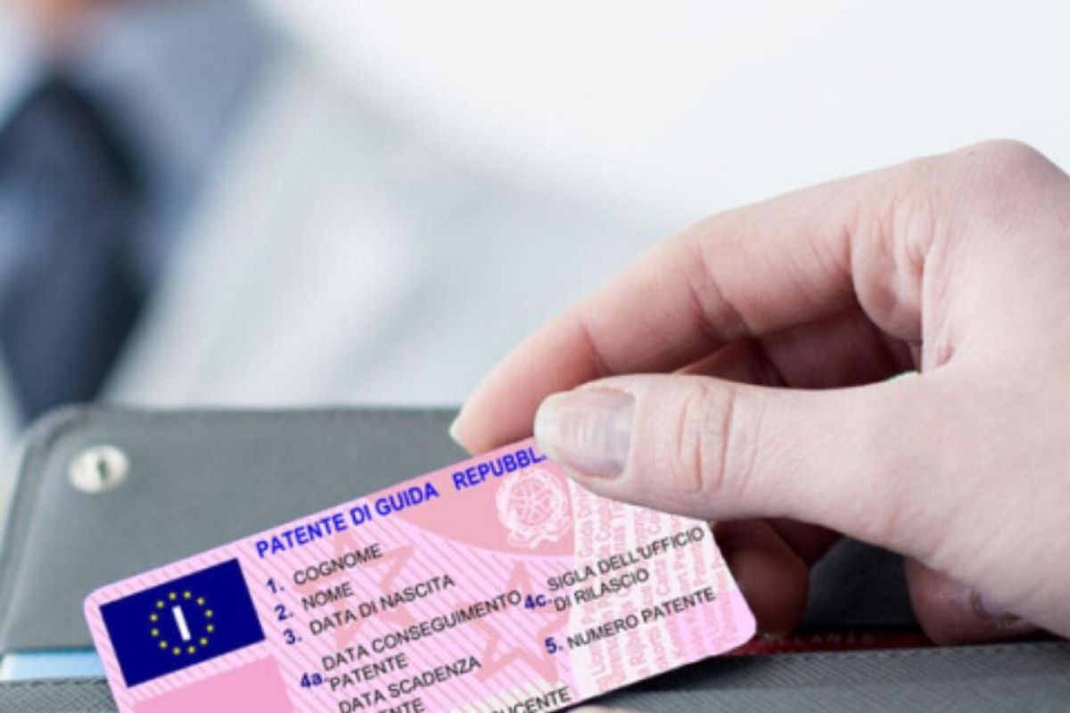 La patente si potrà prendere a 17 anni. La revisione della norma approvata dall’Ue