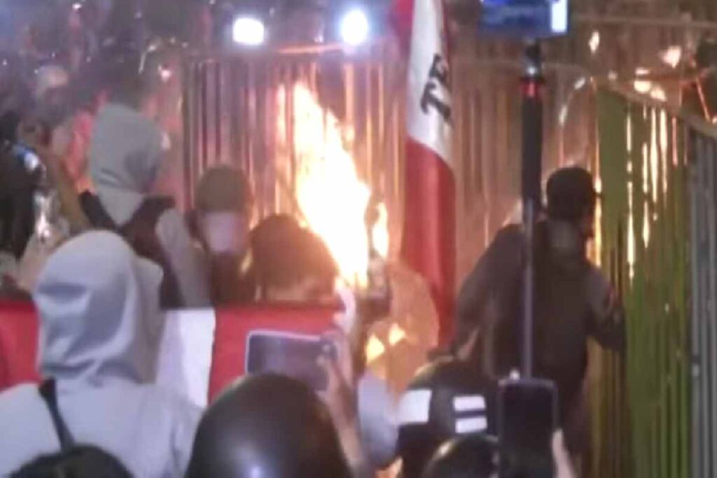 Persone in piazza in Perù protestano contro il governo