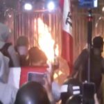 Persone in piazza in Perù protestano contro il governo