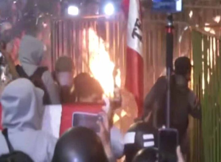 Persone in piazza in Perù protestano contro il governo