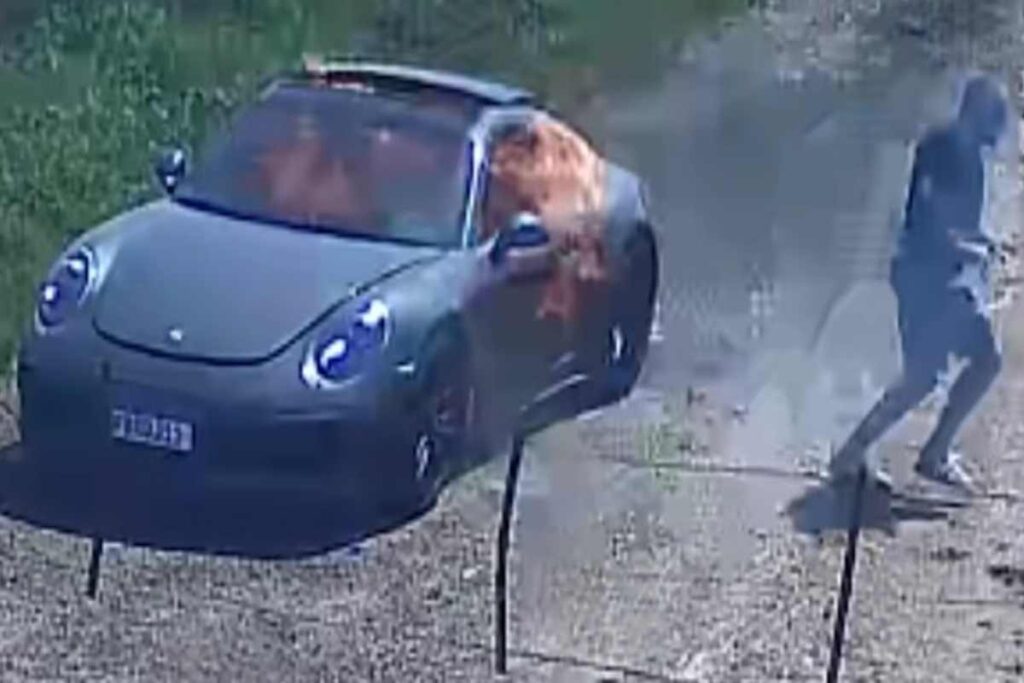 Uomo dà fuoco alla sua Porsche
