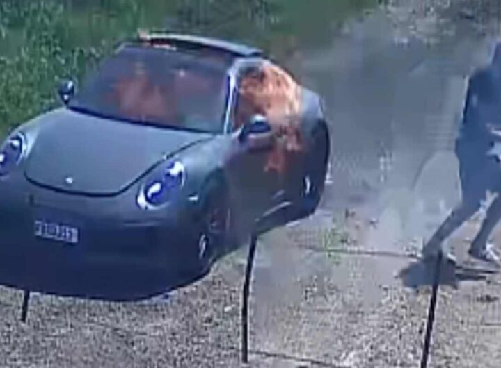 Uomo dà fuoco alla sua Porsche