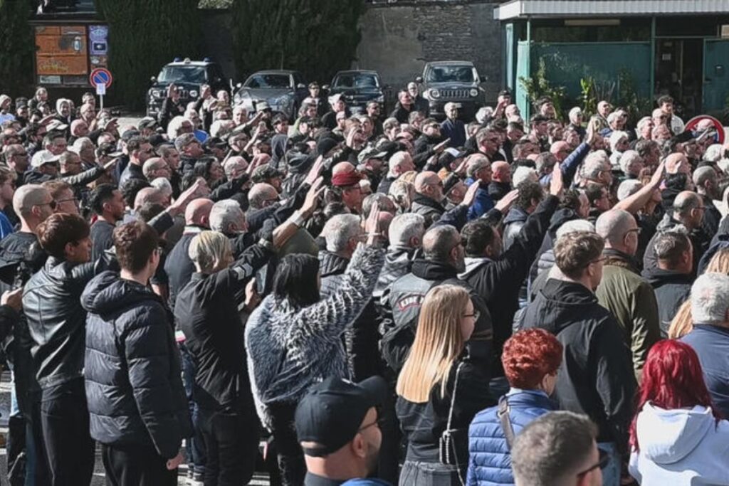 saluti romani a predappio