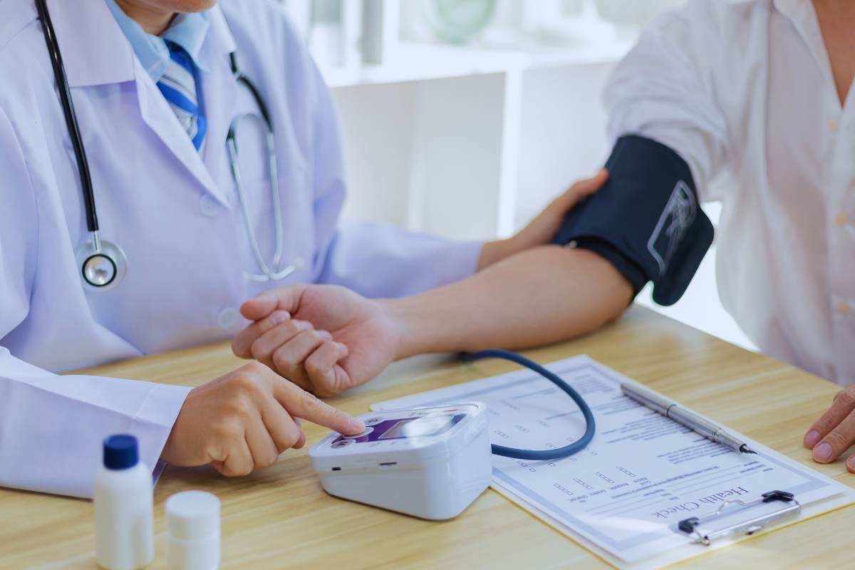 Se lo bevi ogni mattina risolvi il problema della pressione alta: ecco cosa dicono i medici