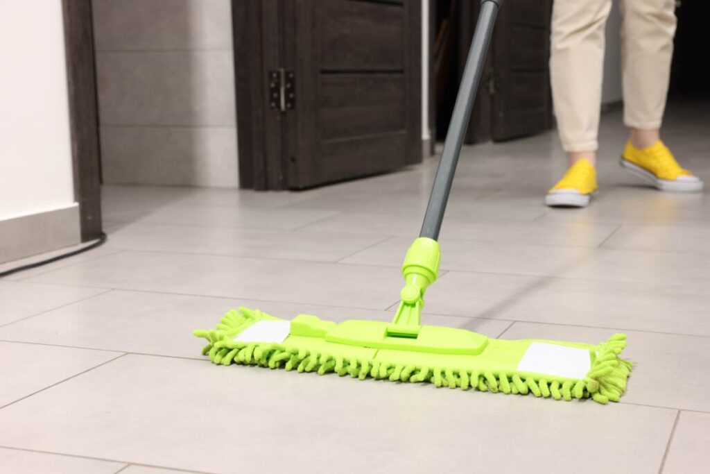 Lavare i pavimenti in questo momento della giornata è un errore enorme