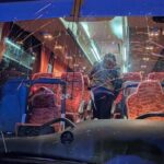 pullman colpito da sassi