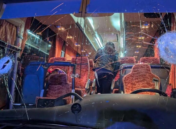 pullman colpito da sassi