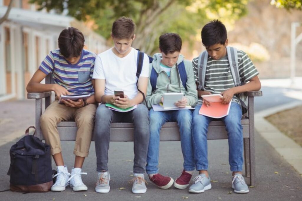 Educazione sessuale, partiti scatenati: vale più il maestro o i genitori? a che età aprire gli occhi ai bambini? ragazzi al cellulare