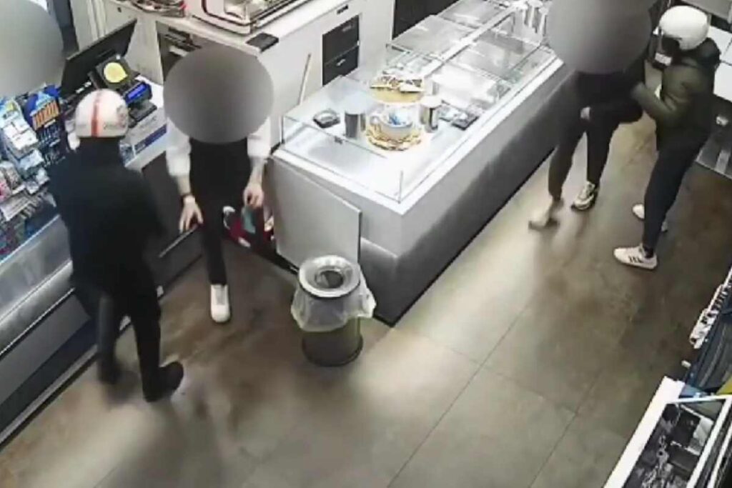 Titolari e clinti minacciati con le pistole e fatti inginocchiare nel corso di una rapina