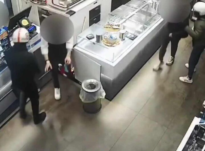 Titolari e clinti minacciati con le pistole e fatti inginocchiare nel corso di una rapina