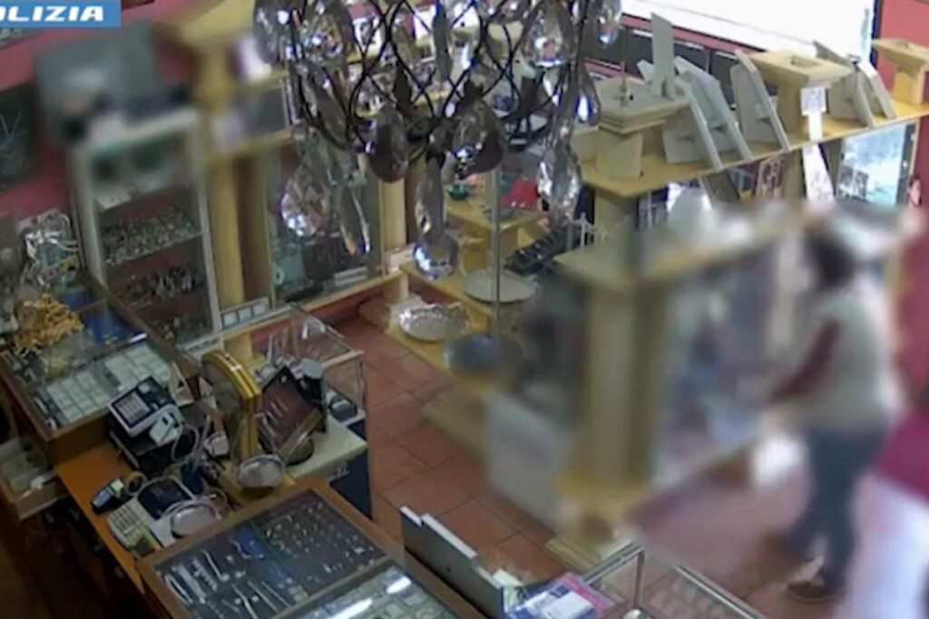 rapine finti poliziotti