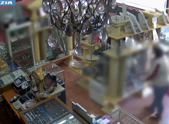 rapine finti poliziotti