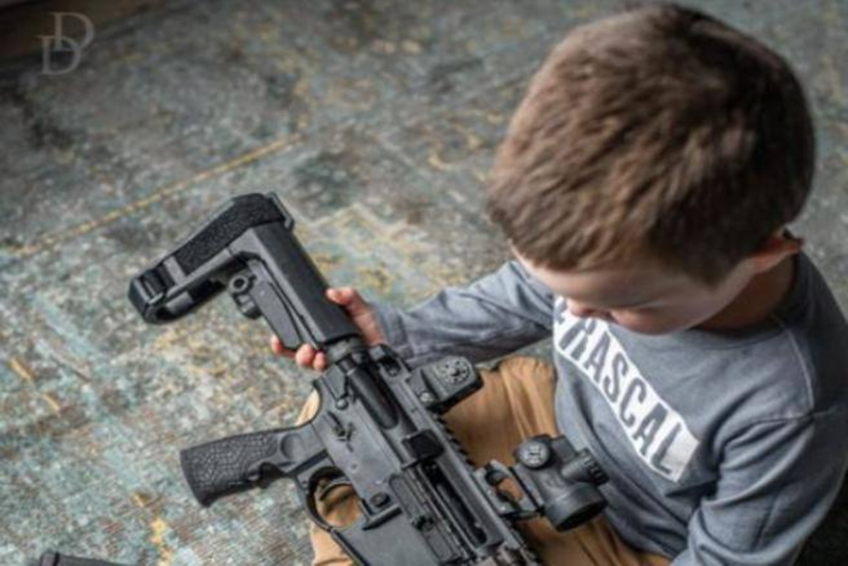 bambino con mitragliatrice