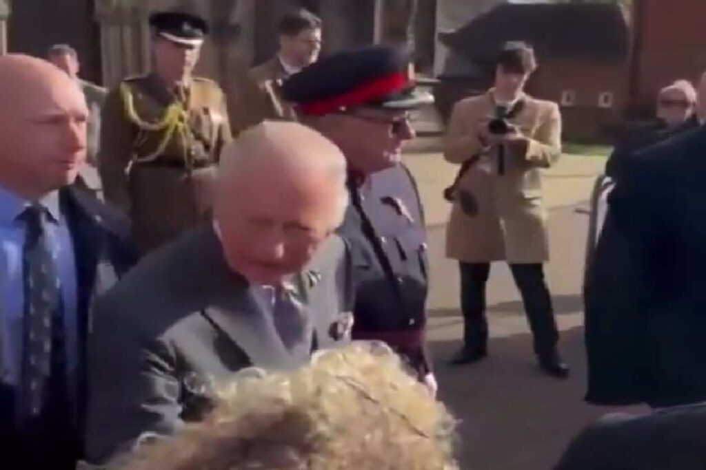 Re Carlo contestato in pubblico