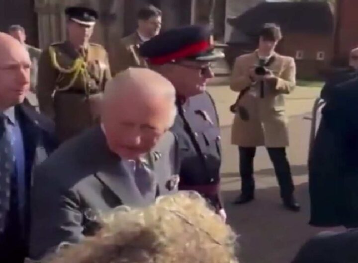 Re Carlo contestato in pubblico