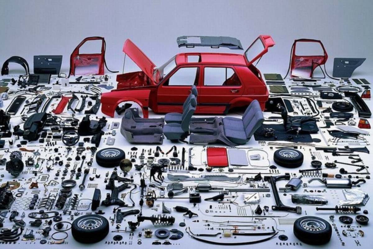 Perché cambiare uno specchietto dell’auto (ma non solo) costa una fortuna?