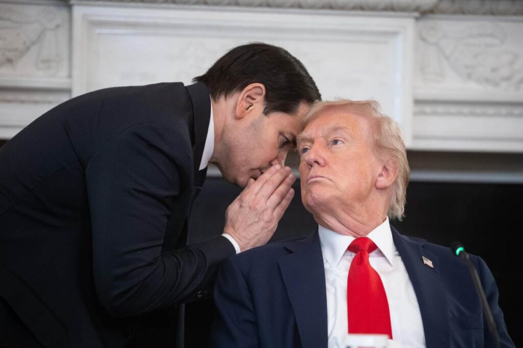 Ucraina, dai retroscena del pranzo fra Trump e Zelenskyy un’ombra sinistra sulle reali intenzioni di Putin. Nella foto rubio parla orecchio trump