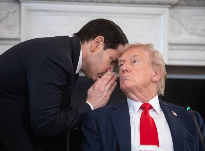 Ucraina, dai retroscena del pranzo fra Trump e Zelenskyy un’ombra sinistra sulle reali intenzioni di Putin. Nella foto rubio parla orecchio trump