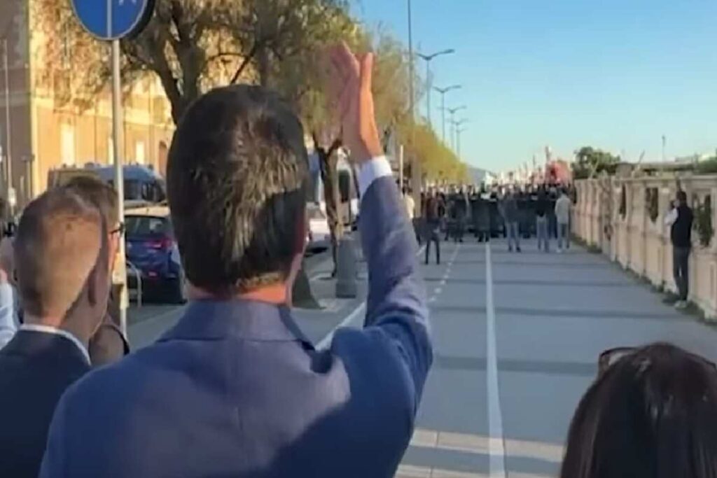 Salvini contestato a Livorno