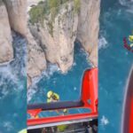 Il video del salvataggio dei due scalatori rimasti bloccati su una parete rocciosa a picco sul mare