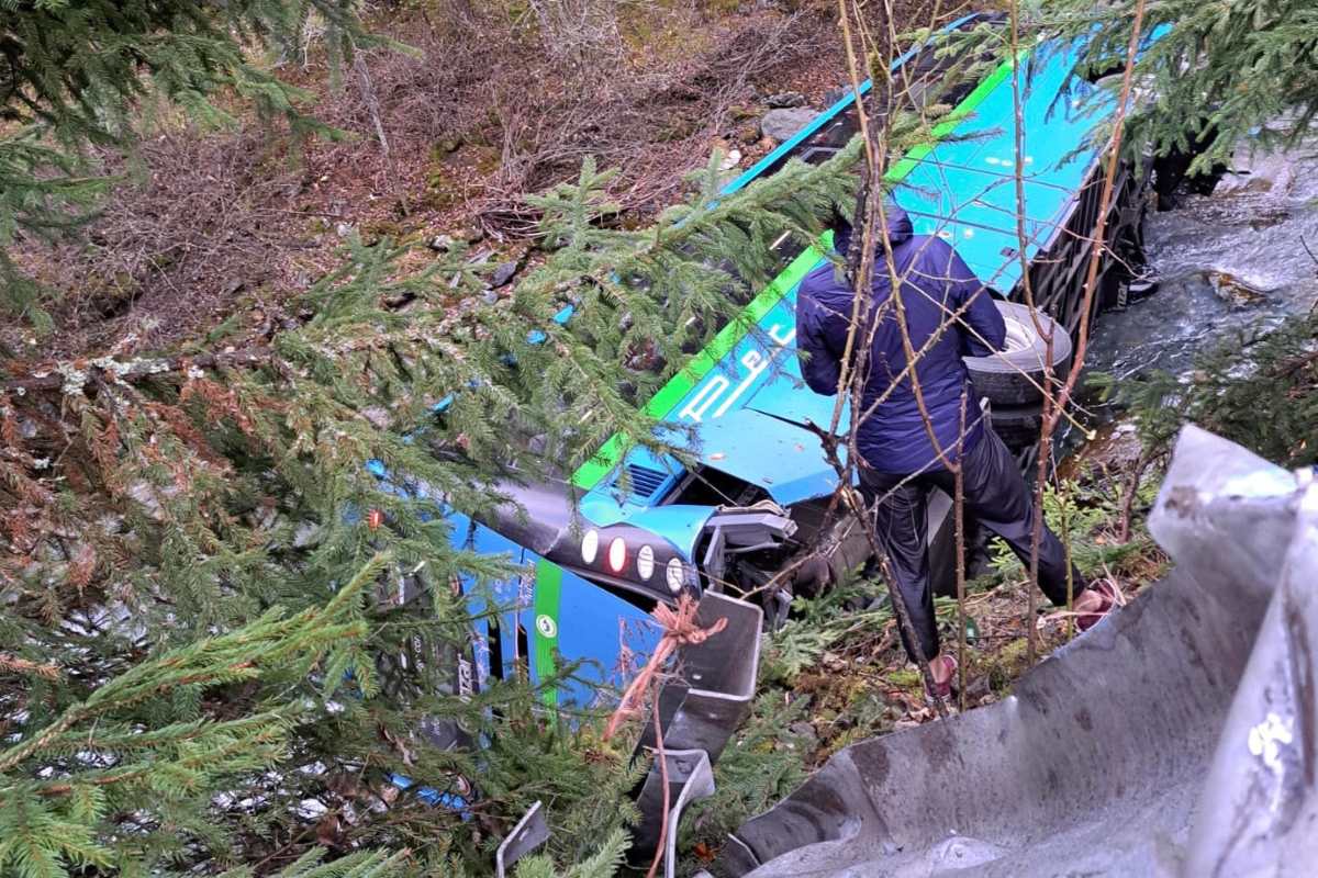 Scuolabus esce di strada e finisce in un torrente dopo un volo di 8 metri, cinque feriti