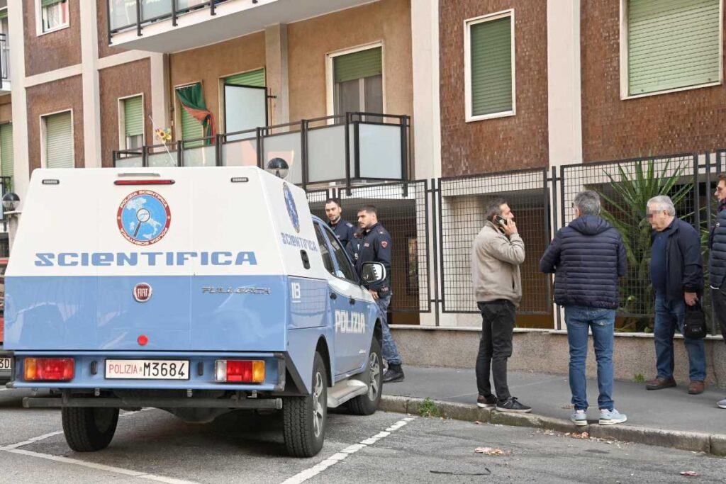 la polizia scientifica sul luogo del suicidio a sesto san giovanni