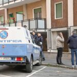 la polizia scientifica sul luogo del suicidio a sesto san giovanni